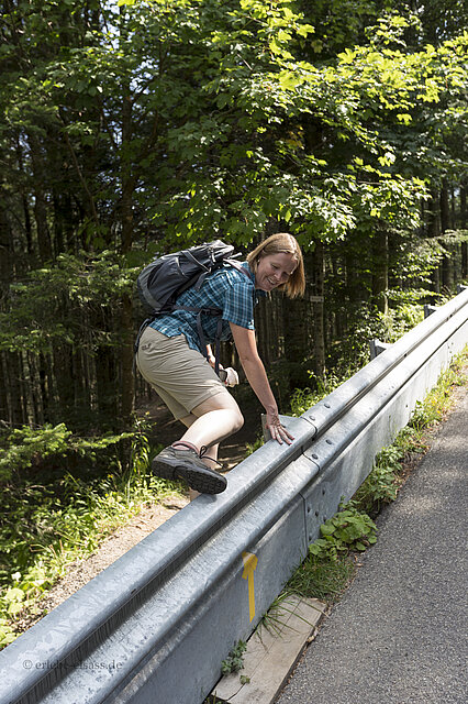 Leitplanke als Hindernis auf dem Wanderweg 