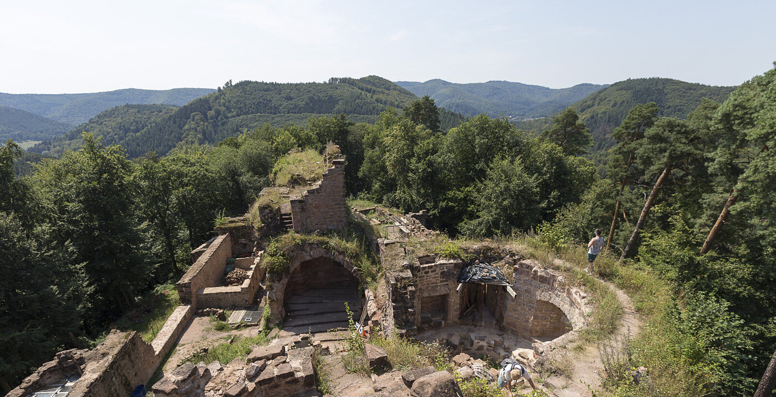 Aussicht über die Reste des Château du Schœneck in den bewaldeten Nordvogesen