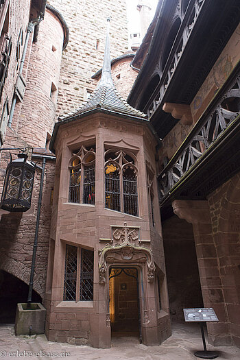 Neogotischer Treppenturm in einem der Innenhöfe der Festung