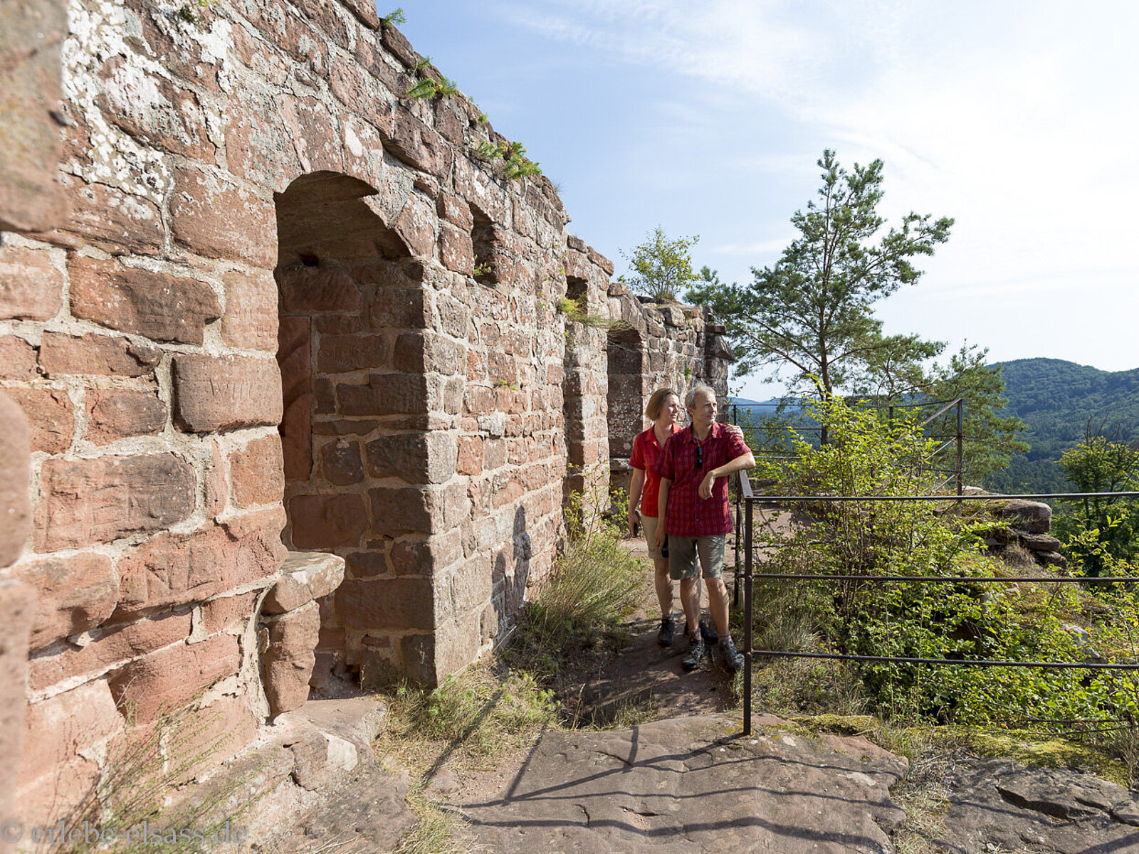 Auf der Burgruine Lützelhardt auf ihrem Sandsteinfelsen über dem Schangenbach