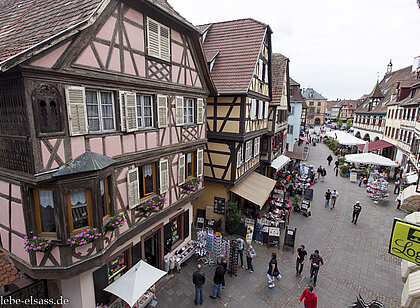 Marktgasse in Obernai mit Fachwerkhäusern und Kopfsteinpflaster