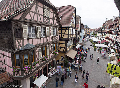Marktgasse in Obernai mit Fachwerkhäusern und Kopfsteinpflaster