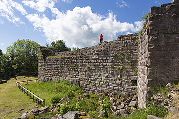 äußere Festungsmauer vom Château Hohnack 