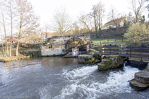 alte Mühlräder an der Lauter beim Hotel Moulin de la Walk