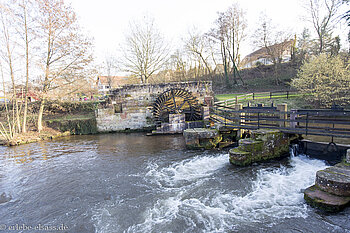 alte Mühlräder an der Lauter beim Hotel Moulin de la Walk