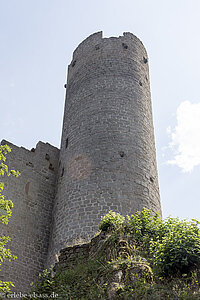 einer der markanten Türme der Burgruine Hoh-Andlau