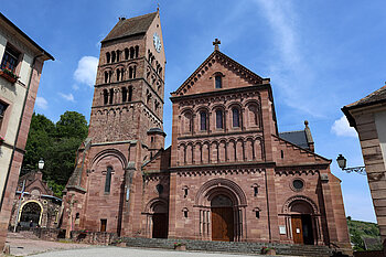 Die Kirche St. Pantaleon befindet sich am Rathausplatz. 