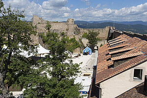 Blick von der Ringmauer in den Innenhof der Hohlandsbourg