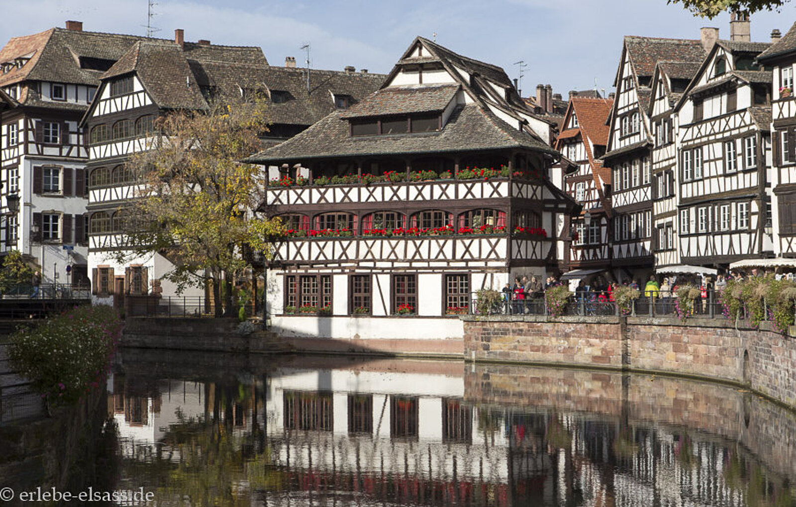 Kanal mit Fachwerkhäusern im Viertel La Petite France in Strasbourg