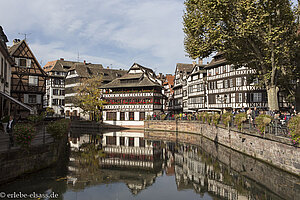 schönes Fachwerk am Illkanal in Petit France von Strasbourg