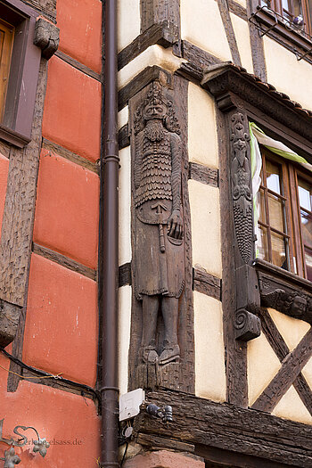 geschnitzte Figur an einem Fachwerkhaus in Riquewihr