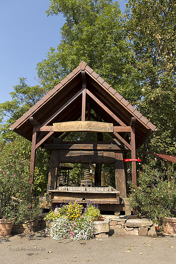 Alte Weinpresse bei der Domaine du Bollenberg