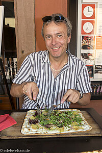 Lars beim Flammkuchen in Kaysersberg