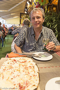 Lars beim Flammkuchen im Restaurant Santa Maria