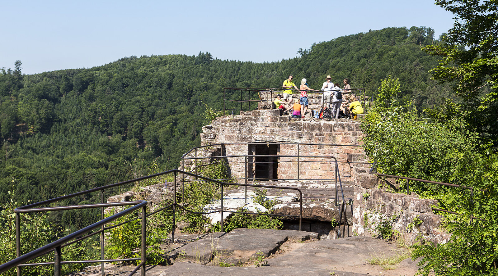 Aussicht über die Burgruine Wasigenstein in den Nordvogesen