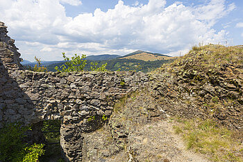 Mauerreste der Burgruine Freundstein