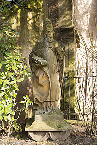 Priesterfigur neben der Friedhofskapelle St. Michel in Kaysersberg