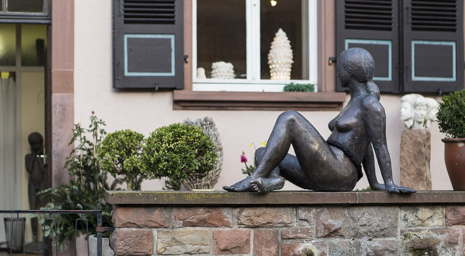 Skulptur einer Frau an der Lauter in Weißenburg im Elsass