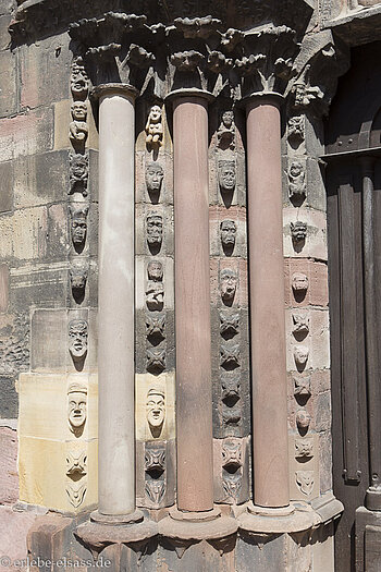 Stiftskirche Saint Martin - Eingangssäulen mit Lepra-Fratzen