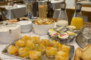 Früchte und Saft machen Lust aufs Frühstücksbüfett im Hotel Au Soleil
