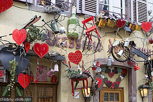 Weihnachtlich geschmückte Brasserie in der Rue des Tanneurs